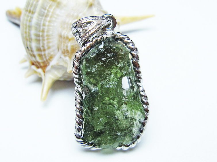 モルダバイト ペンダント 原石 ペンダントトップ 199-412 – 天然石