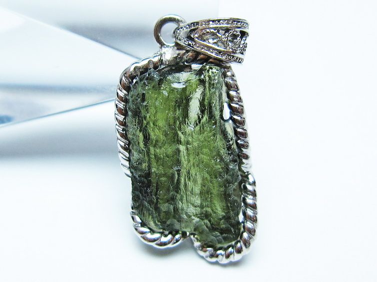 モルダバイト ペンダント 原石 ペンダントトップ 199-413