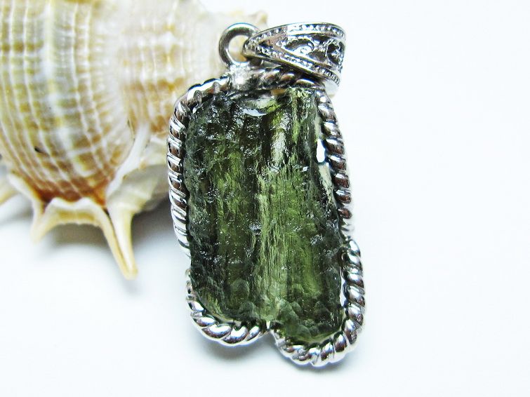 モルダバイト ペンダント 原石 ペンダントトップ 199-413