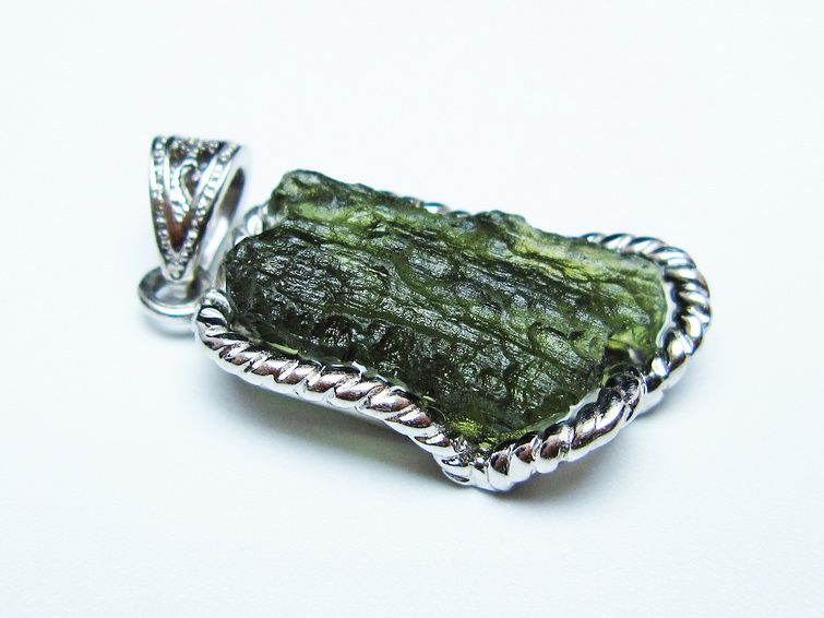 モルダバイト ペンダント 原石 ペンダントトップ 199-413