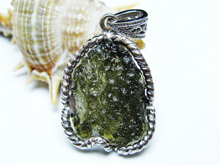 モルダバイト ペンダント 原石 ペンダントトップ 199-414