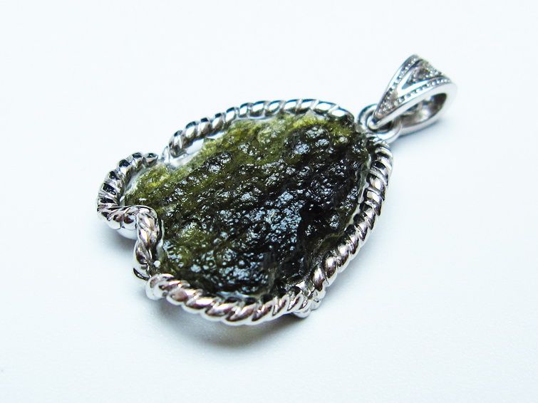 モルダバイト ペンダント 原石 ペンダントトップ 199-414