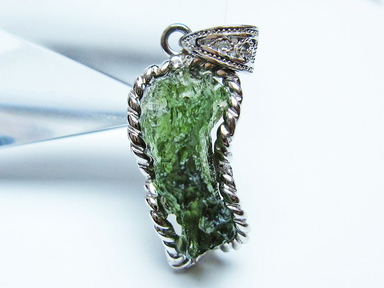 モルダバイト ペンダント 原石 ペンダントトップ 199-415