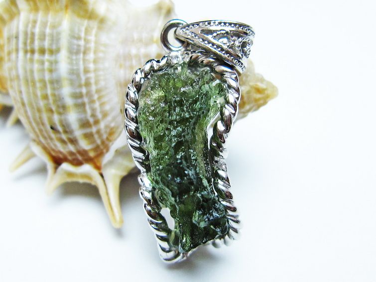 モルダバイト ペンダント 原石 ペンダントトップ 199-415