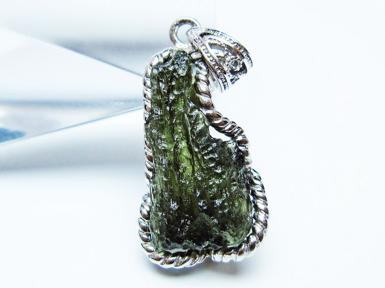 モルダバイト ペンダント 原石 ペンダントトップ 199-416