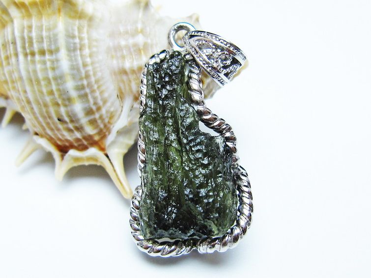 モルダバイト ペンダント 原石 ペンダントトップ 199-416