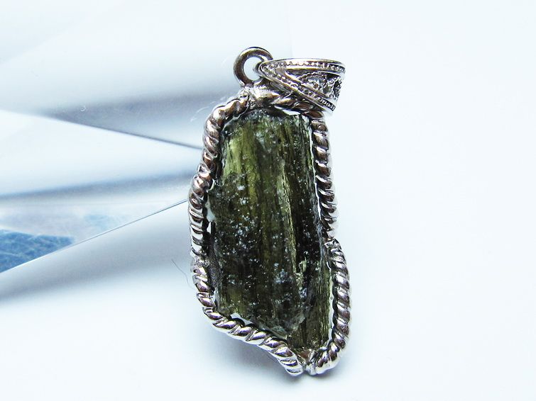 モルダバイト ペンダント 原石 ペンダントトップ 199-417