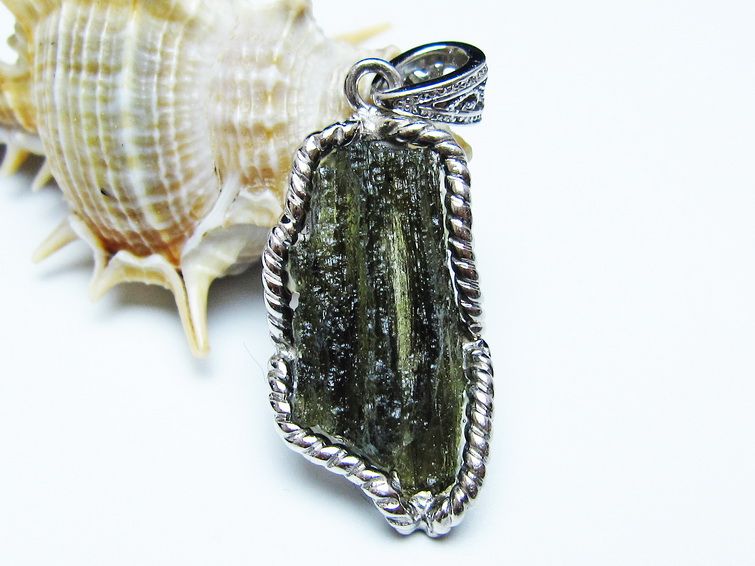 モルダバイト ペンダント 原石 ペンダントトップ 199-417