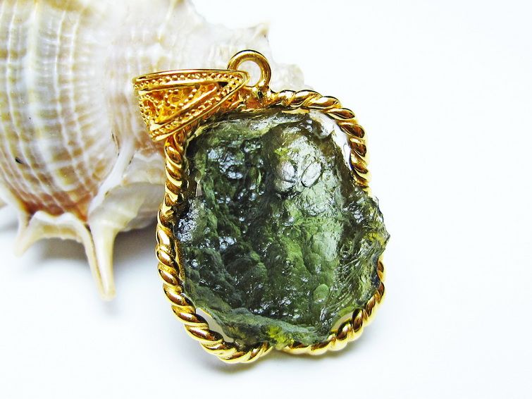 モルダバイト ペンダント 原石 ペンダントトップ 199-418