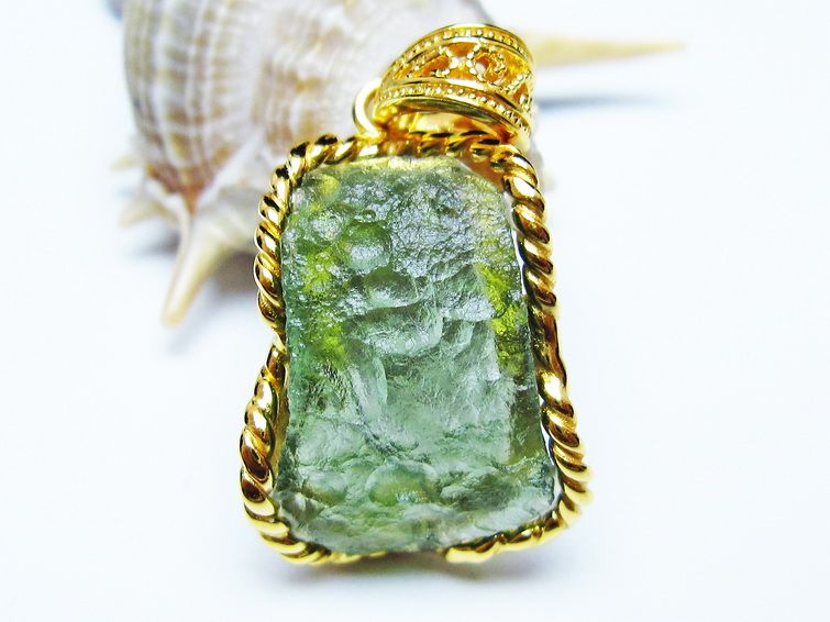 モルダバイト ペンダント 原石 ペンダントトップ 199-420