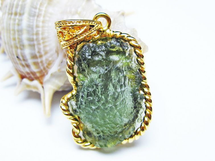 モルダバイト ペンダント 原石 ペンダントトップ 199-421