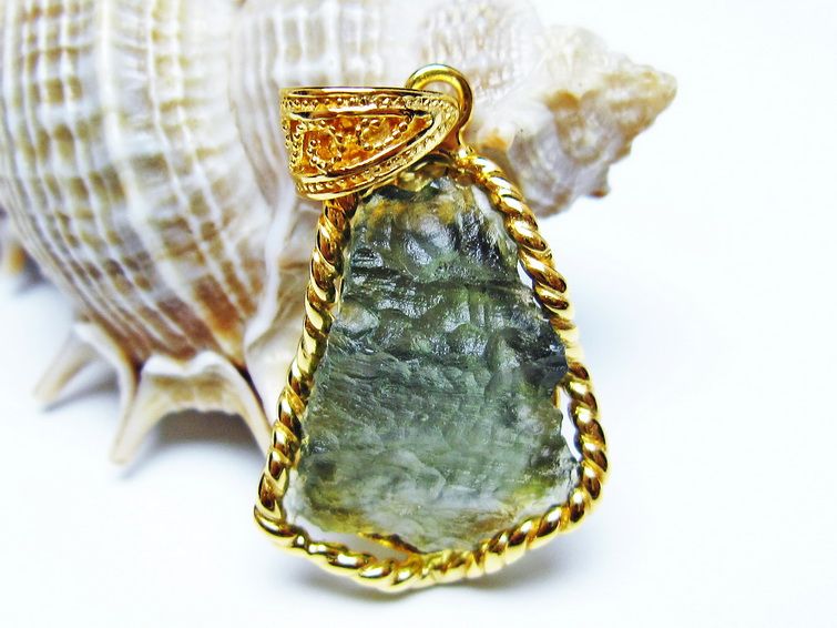 モルダバイト ペンダント 原石 ペンダントトップ 199-423