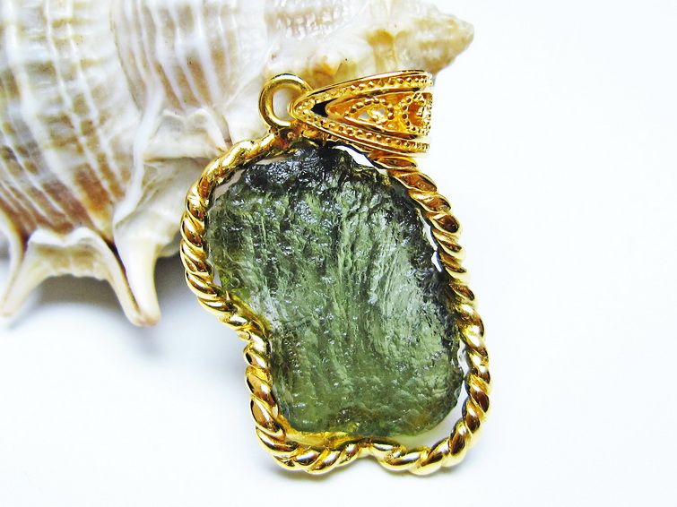 モルダバイト ペンダント 原石 ペンダントトップ 199-425