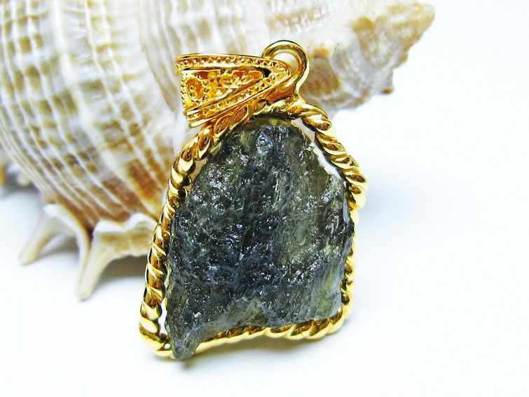 モルダバイト ペンダント 原石 ペンダントトップ 199-428