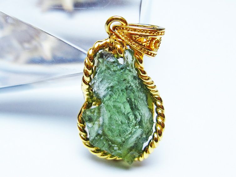 モルダバイト ペンダント 原石 ペンダントトップ 199-429