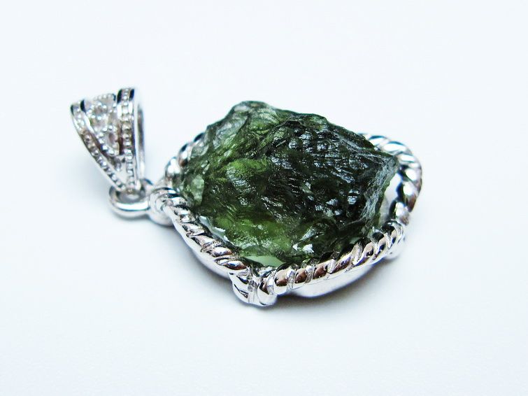 モルダバイト ペンダント モルダウ石 ペンダントトップ 原石 一点物 199-483 [sold out]