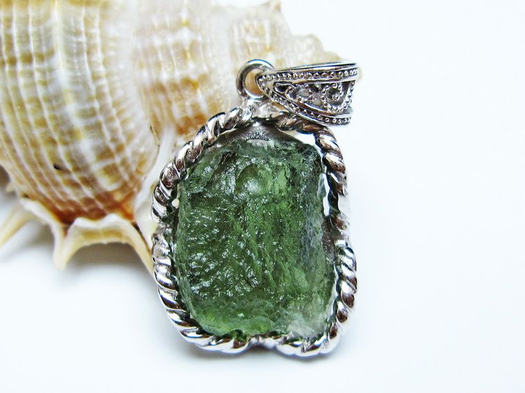 モルダバイト ペンダント モルダウ石 ペンダントトップ 原石 一点物 メール便可 [M便 1/20] 199-487