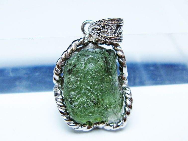 モルダバイト ペンダント モルダウ石 ペンダントトップ 原石 一点物 メール便可 [M便 1/20] 199-487