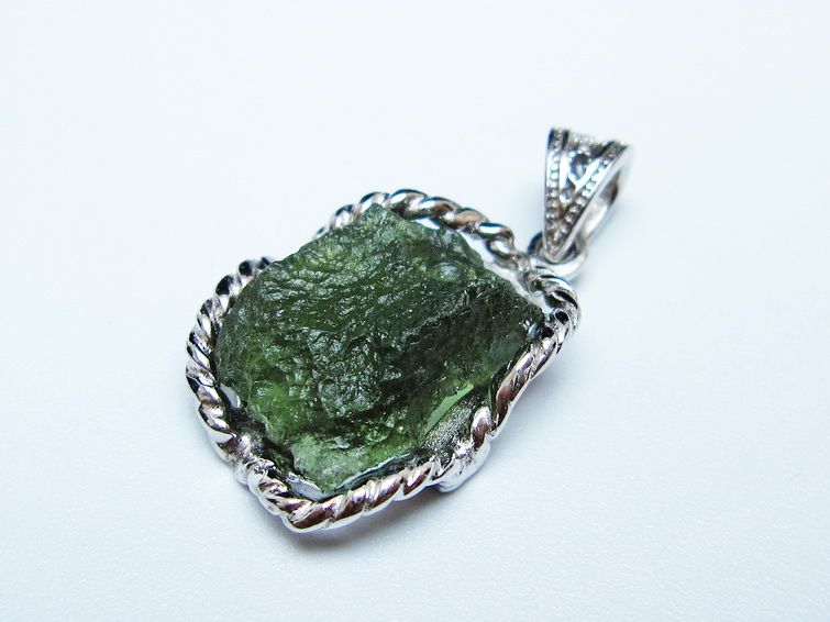 モルダバイト ペンダント モルダウ石 ペンダントトップ 原石 一点物 メール便可 [M便 1/20] 199-487