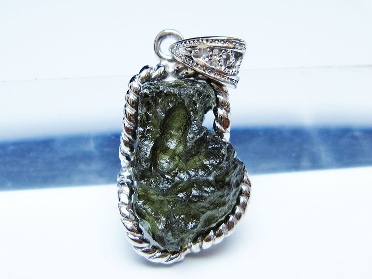 モルダバイト ペンダント モルダウ石 ペンダントトップ 原石 一点物 メール便可 [M便 1/20] 199-491