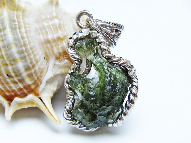 モルダバイト ペンダント モルダウ石 ペンダントトップ 原石 一点物 メール便可 [M便 1/20] 199-493