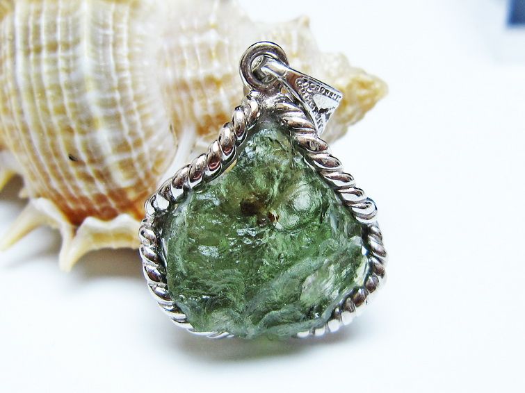 モルダバイト ペンダント モルダウ石 ペンダントトップ 原石 一点物 メール便可 [M便 1/20] 199-494