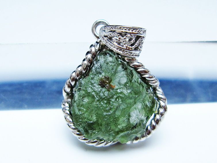 モルダバイト ペンダント モルダウ石 ペンダントトップ 原石 一点物