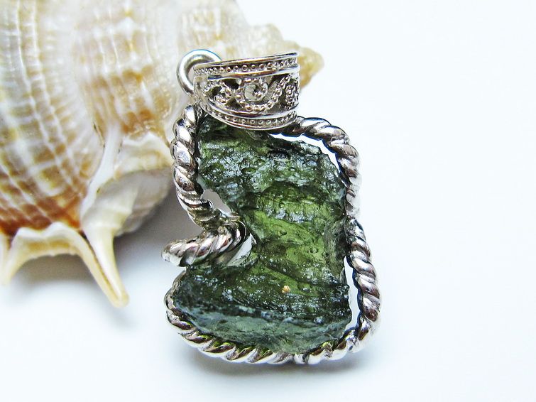 モルダバイト ペンダント モルダウ石 ペンダントトップ 原石 一点物 メール便可 [M便 1/20] 199-496