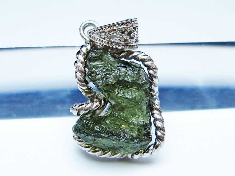 モルダバイト ペンダント モルダウ石 ペンダントトップ 原石 一点物 メール便可 [M便 1/20] 199-496