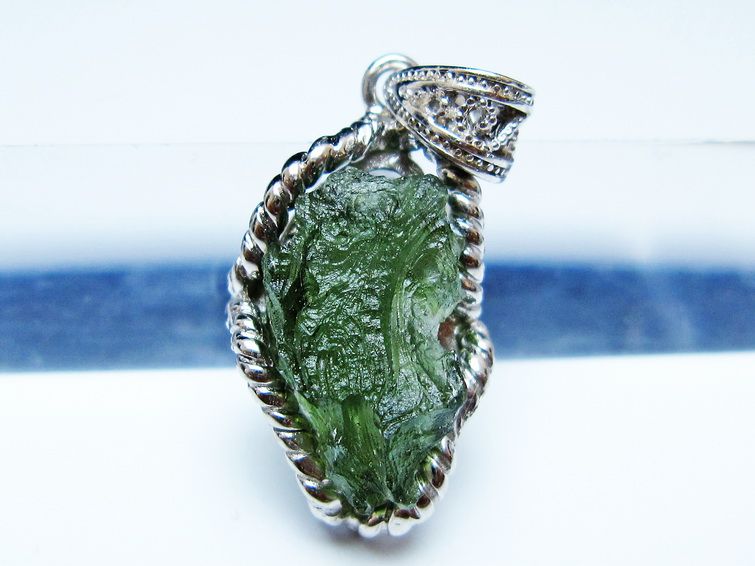 モルダバイト ペンダント モルダウ石 ペンダントトップ 原石 一点物 メール便可 [M便 1/20] 199-497