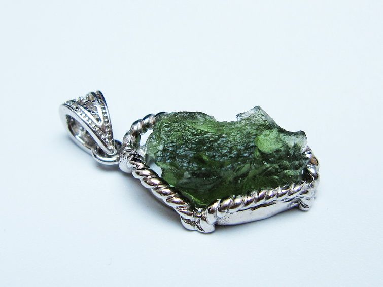 モルダバイト ペンダント モルダウ石 ペンダントトップ 原石 一点物 メール便可 [M便 1/20] 199-497