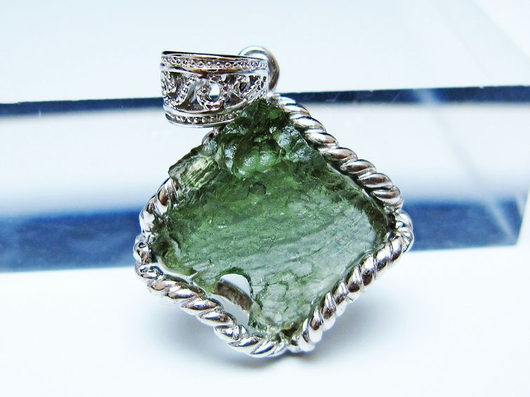 モルダバイト ペンダント モルダウ石 ペンダントトップ 原石 一点物 メール便可 [M便 1/20] 199-498