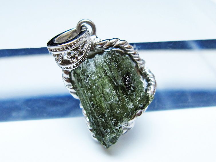 モルダバイト ペンダント モルダウ石 ペンダントトップ 原石 一点物 メール便可 [M便 1/20] 199-500