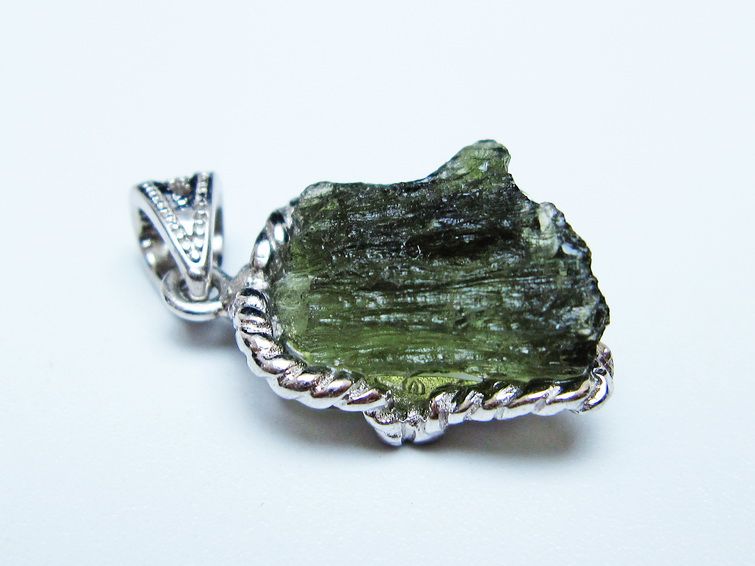 モルダバイト ペンダント モルダウ石 ペンダントトップ 原石 一点物 メール便可 [M便 1/20] 199-500