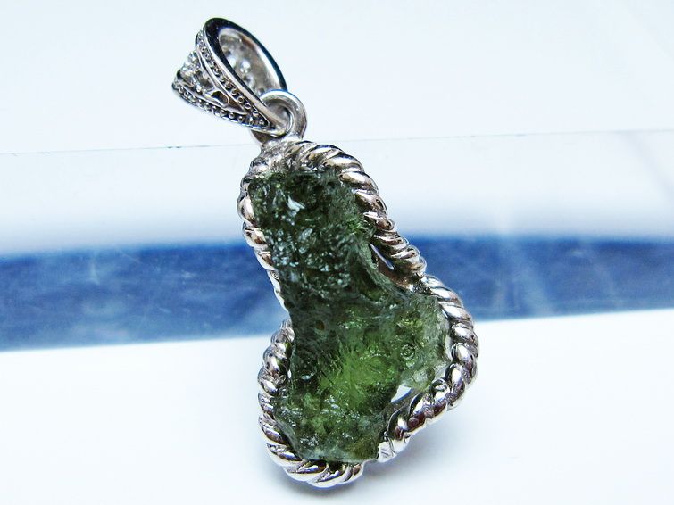 モルダバイト ペンダント モルダウ石 ペンダントトップ 原石 一点物 メール便可 [M便 1/20] 199-501