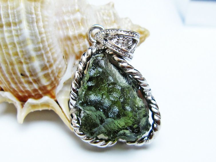 モルダバイト ペンダント モルダウ石 ペンダントトップ 原石 一点物 メール便可 [M便 1/20] 199-502