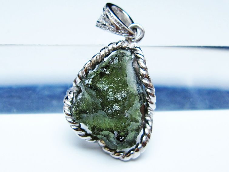 モルダバイト ペンダント モルダウ石 ペンダントトップ 原石 一点物 メール便可 [M便 1/20] 199-502