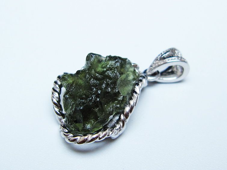 モルダバイト ペンダント モルダウ石 ペンダントトップ 原石 一点物 メール便可 [M便 1/20] 199-502