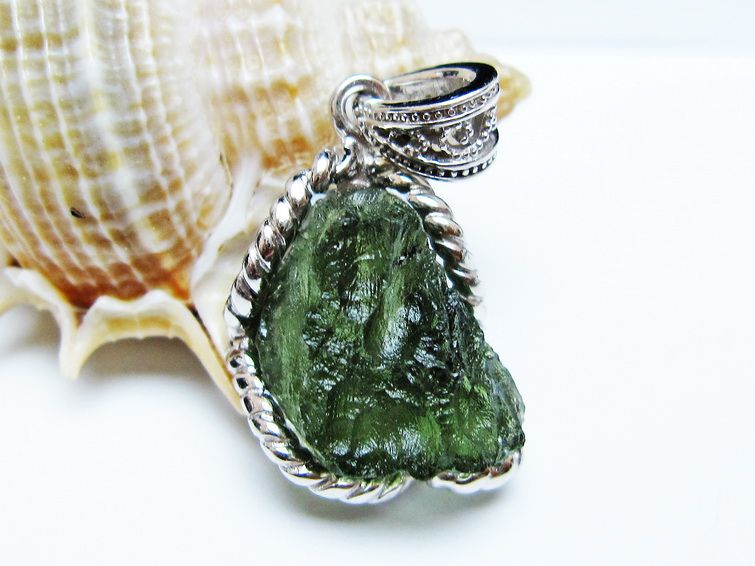 モルダバイト ペンダント モルダウ石 ペンダントトップ 原石 一点物 メール便可 [M便 1/20] 199-504