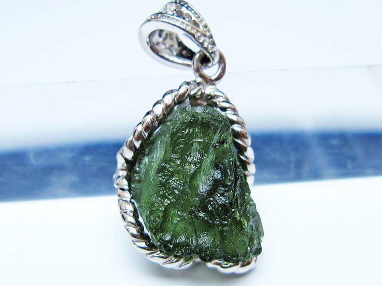 モルダバイト ペンダント モルダウ石 ペンダントトップ 原石 一点物 メール便可 [M便 1/20] 199-504