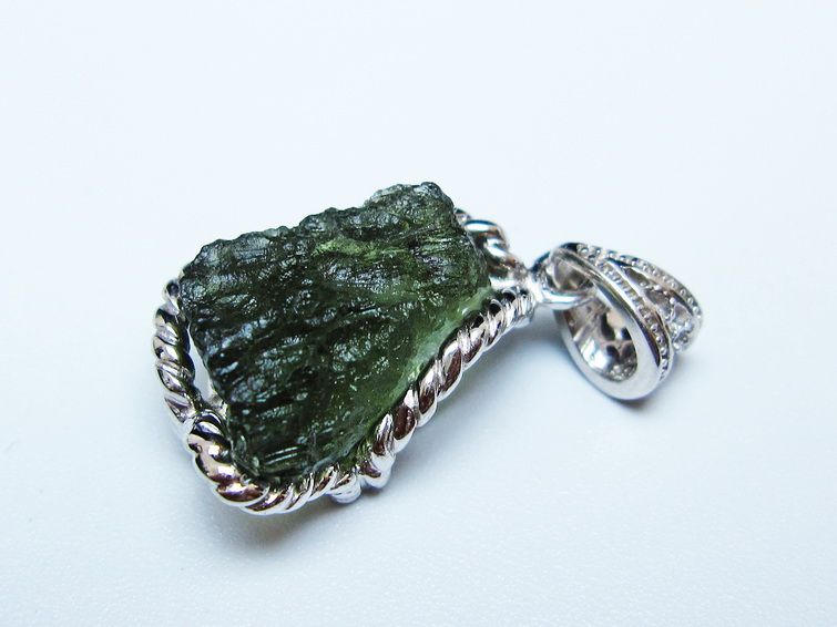 モルダバイト ペンダント モルダウ石 ペンダントトップ 原石 一点物 メール便可 [M便 1/20] 199-504