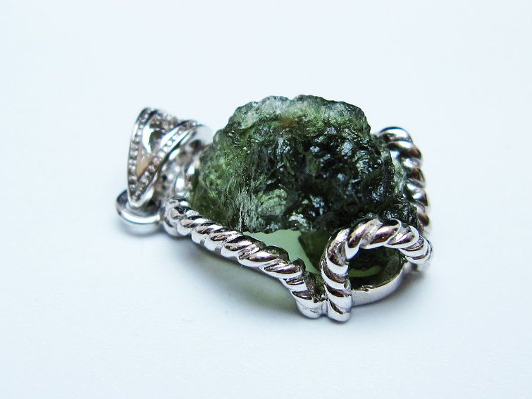 モルダバイト ペンダント モルダウ石 ペンダントトップ 原石 一点物 メール便可 [M便 1/20] 199-505