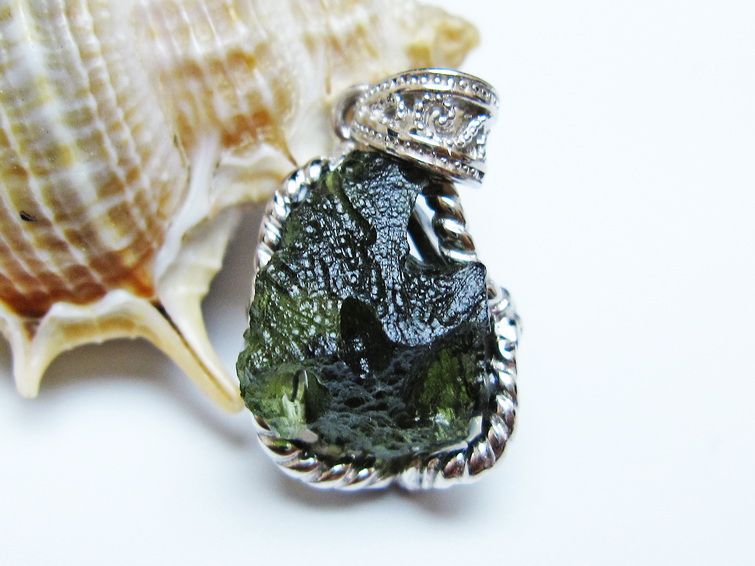 モルダバイト ペンダント モルダウ石 ペンダントトップ 原石 一点物 メール便可 [M便 1/20] 199-506