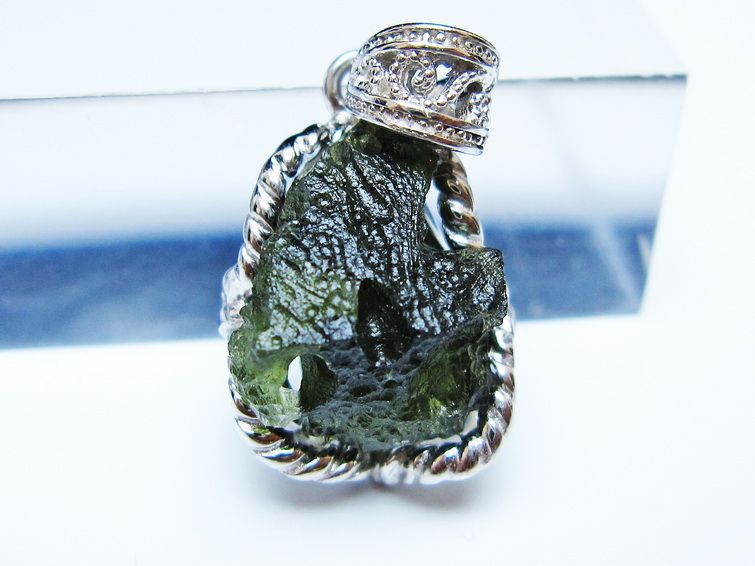 モルダバイト ペンダント モルダウ石 ペンダントトップ 原石 一点物 メール便可 [M便 1/20] 199-506