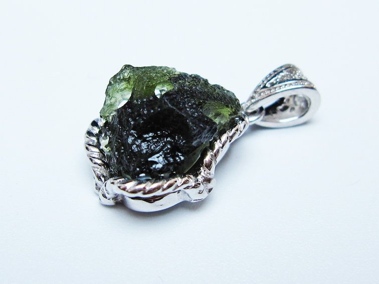 モルダバイト ペンダント モルダウ石 ペンダントトップ 原石 一点物 メール便可 [M便 1/20] 199-506