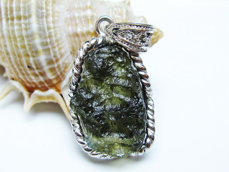 モルダバイト ペンダント モルダウ石 ペンダントトップ 原石 一点物 メール便可 [M便 1/20] 199-507 [sold out]