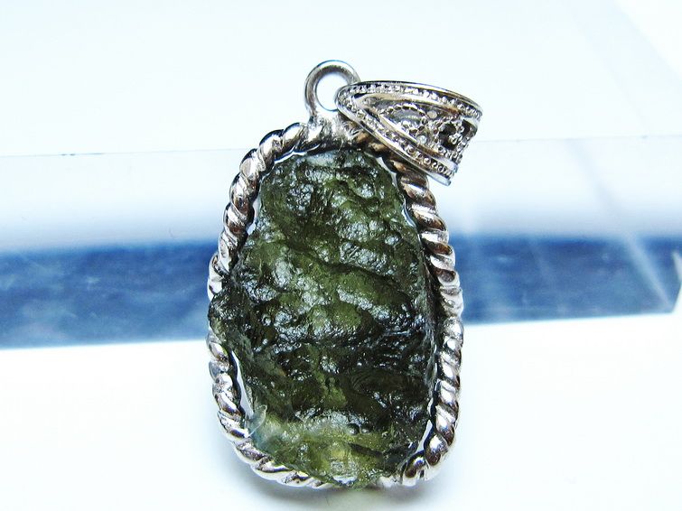 モルダバイト ペンダント モルダウ石 ペンダントトップ 原石 一点物 メール便可 [M便 1/20] 199-507 [sold out]