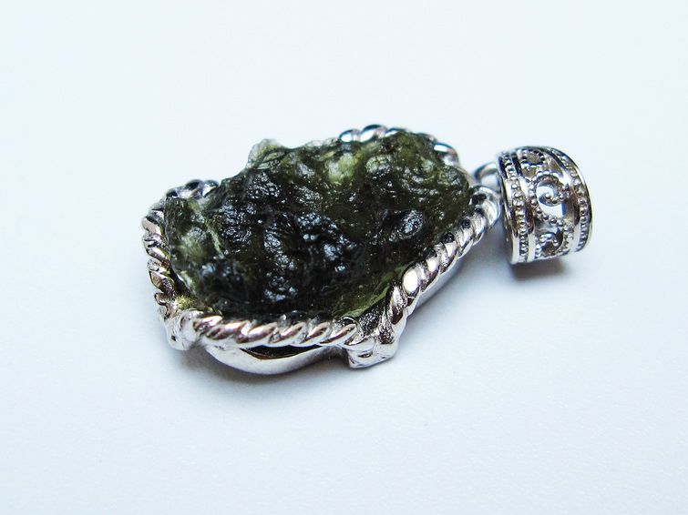 モルダバイト ペンダント モルダウ石 ペンダントトップ 原石 一点物 メール便可 [M便 1/20] 199-507 [sold out]