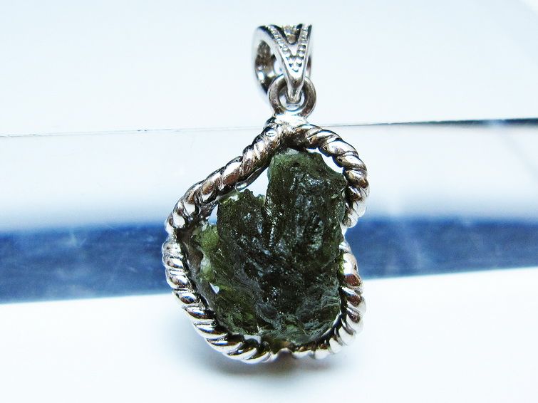モルダバイト ペンダント モルダウ石 ペンダントトップ 原石 一点物 メール便可 [M便 1/20] 199-509