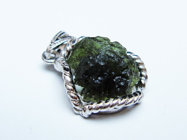 モルダバイト ペンダント モルダウ石 ペンダントトップ 原石 一点物 メール便可 [M便 1/20] 199-509